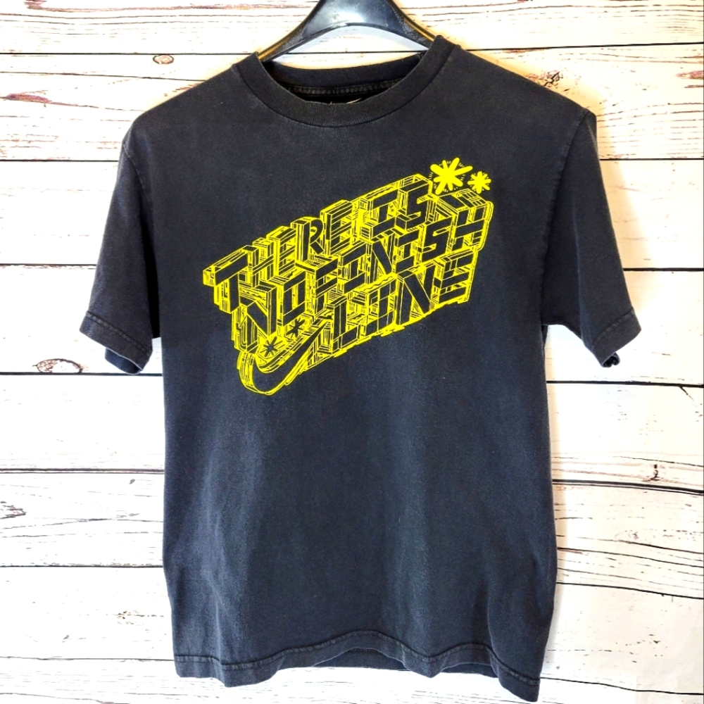 Nike Loose Fit "There Is No Finish Line" Graphic